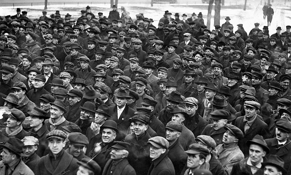 Striking streetcar workers assembled in Rice Park in 1917.