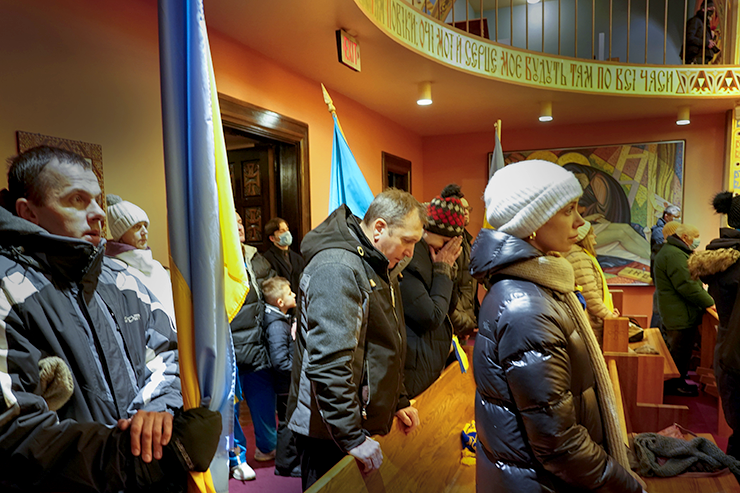 Pendukung Ukraina berdiri selama kebaktian di Gereja Katolik St. Constantine Ukraina.