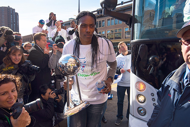 Sylvia Fowles holding the 2015 championship trophy.