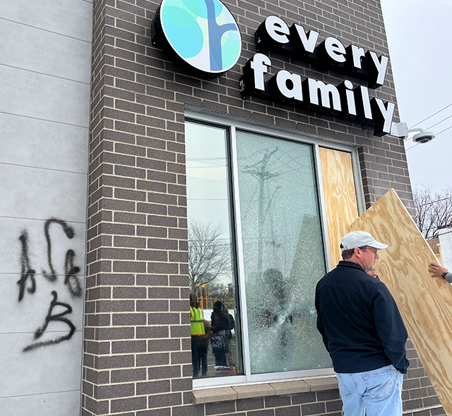 Sebelum pengunjuk rasa tiba, gedung First Care telah dirusak dengan grafiti dan jendela pecah.