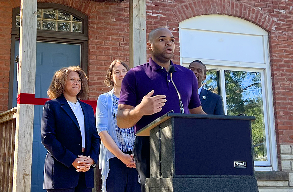 Anthony Bradford speaking in front of the Frogtown house he purchased with assistance from St. Paul’s inheritance fund. Behind, from left: Mikeya Griffin of the Rondo Community Land Trust, city housing director Tara Beard, and Mayor Melvin Carter.
